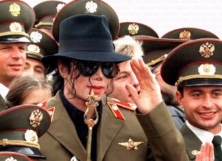 В шаге от кумира Майкл Джексон в Лужниках, Москва, 1993 год //Фото с сайта i.pinimg.com