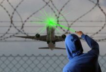 Лазерное шоу: в России были зафиксированы десятки попыток ослепления пилотов самолетов лазером
