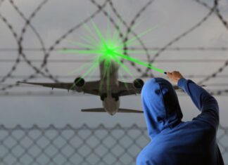 Лазерное шоу: в России были зафиксированы десятки попыток ослепления пилотов самолетов лазером Ослепление пилотов самолетов лазерной указкой //Фото stav.aif.ru