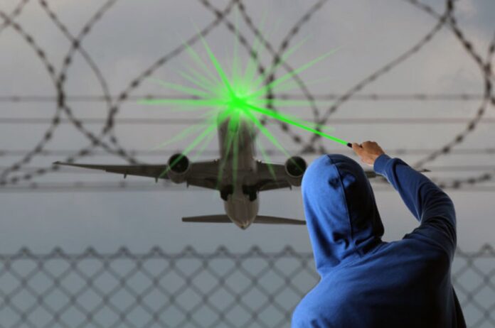 Ослепление пилотов самолетов лазерной указкой //Фото stav.aif.ru
