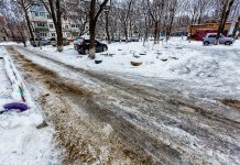 В Ростове наледь чистят 2,5 тысячи дворников