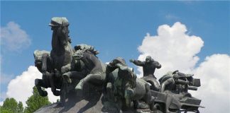 В Ростове к ЧМ-2018 реконструируют памятник «Тачанка»