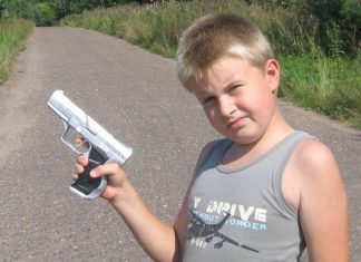 Неизвестные обстреляли электробус с пассажирами в Ростовской области