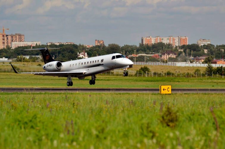 Посадка авиалайнера CRJ-200 компании "Ямал"