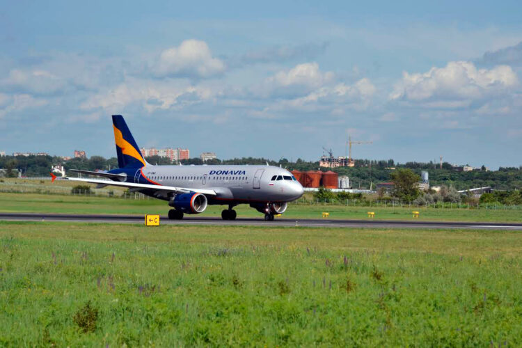 Авиалайнер Airbus A319 авиакомпании "Донавиа"