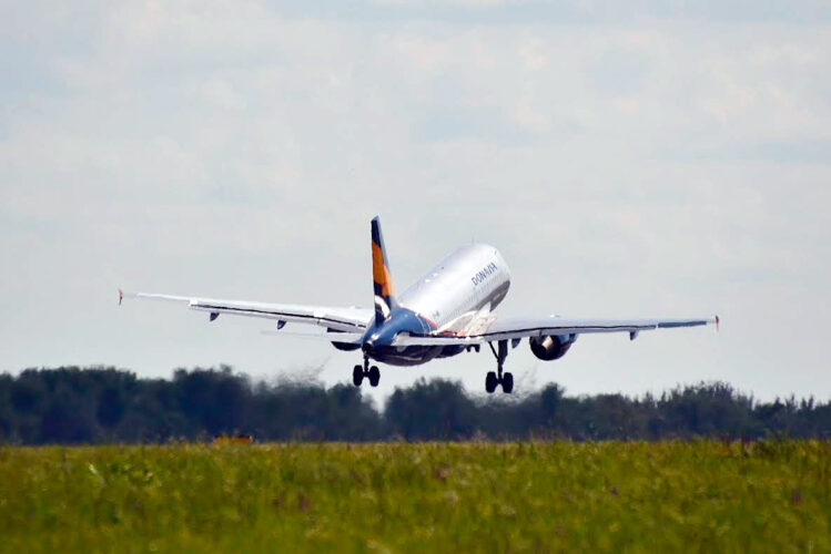 Авиалайнер Airbus A319 авиакомпании "Донавиа"