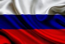 В парке Левобережном в День России развернут 60-метровый государственный флаг