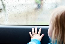 Супругов из Зернограда подозревают в растлении годовалой дочери