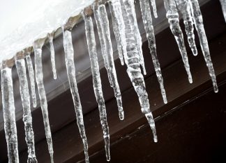 Бастыркин поручил возбудить уголовное дело после падения ледяной глыбы на голову пожилой ростовчанки