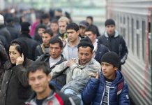 В Ростовской области иностранных рабочих обяжут уезжать после контракта мигранты //Фото с сайта nasha-molodezh.ru