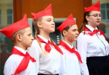 В Ростове открыли памятную табличку к 100-летнему юбилею Пионерской организации