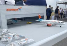«Азимут» построит в Платове комплекс техобслуживания самолетов за 800 млн рублей Макет технического центра с ангарным комплексом авиакомпании «Азимут» //Фото: Городской репортер/Олег Китаев