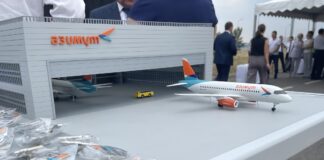 «Азимут» построит в Платове комплекс техобслуживания самолетов за 800 млн рублей Макет технического центра с ангарным комплексом авиакомпании «Азимут» //Фото: Городской репортер/Олег Китаев