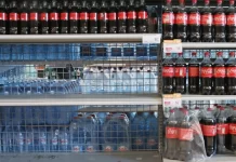 В московском магазине нашли имитирующую Coca-Cola, изготовленную в Ростовской области Фото: Виталий Белоусов / РИА Новости