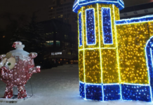 В Ростове заменят желто-синие цвета на новогоднем замке в центре города