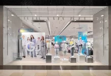 Gloria Jeans выплатит по 1 млн рублей своим старейшим работникам Витрина одного из магазинов Gloria Jeans //Фото: пресс-служба Gloria Jeans