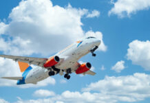 Авиакомпания «Азимут» готова вернуться в аэропорт Платов после его открытия Авиалайнер компании Азимут // Фото: Тагир Алиев