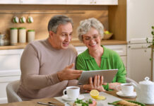 Сотрудники Сбера помогают пенсионерам осваивать банковские сервисы