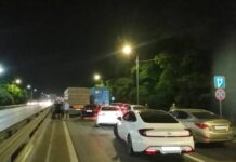 На ведущих в Ростов трассах военные перекрыли движение и проверяют документы водителей Пробка на трассе М-4 в районе поселка Рассвет //Фото Бизнес-Газета