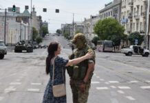 Голубев заявил, что ростовчане не поддерживали «Вагнер» в день мятежа Ростовчанка просит бойца ЧВК Вагнер сложить оружие //Фото РИА Новости