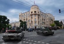 Генерал Агарков рассказал ростовским депутатам о действиях полиции во время мятежа ЧВК «Вагнер» Бойцы ЧВК "Вагнер" у штаба ЮВО в Ростове утром 24 июня //Фото Эрик Романенко/ТАСС