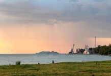 В Таганрог прибыл четырехпалубный теплоход «Сергей Кучкин»