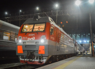 Поезда, следующие на Юг через Ростов, задержаны из-за аварии Локомотив и пассажирский поезд на вокзале в Ростове-на-Дону//Фото пресс-службы администрации Ростова-на-Дону