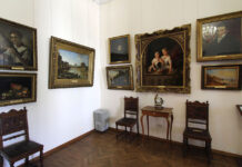 Русский музей принял поврежденные от ракеты в Таганроге экспонаты