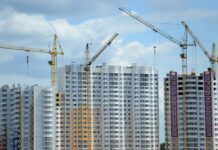 В Ростовской области одобрено строительство жилых комплексов площадью 1,5 млн кв. метров Строительство многоэтажных жилых домов //Фото Сбер