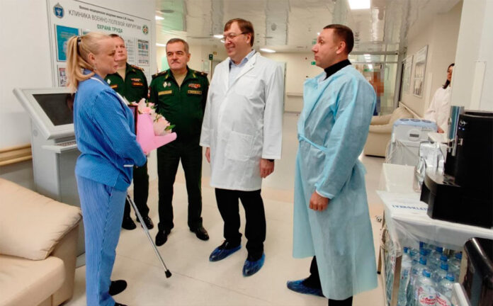 ishenkosvo Спикер донского парламента Александр Ищенко и депутат Максим Гелас навестили раненных бойцов СВО //Фото "Единая Россия"