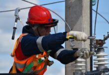 Во время праздников в Ростовской области будет работать больше тысячи рабочих бригад Специалист-энергетик проводит ремонт элетросети //Фото voloktoday.ru