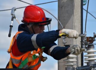 Во время праздников в Ростовской области будет работать больше тысячи рабочих бригад Специалист-энергетик проводит ремонт элетросети //Фото voloktoday.ru