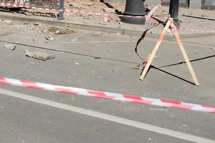 В Ростове на Чехова обрушился балкон старинного дома //Фото: Артем Килькин, КП-Ростов