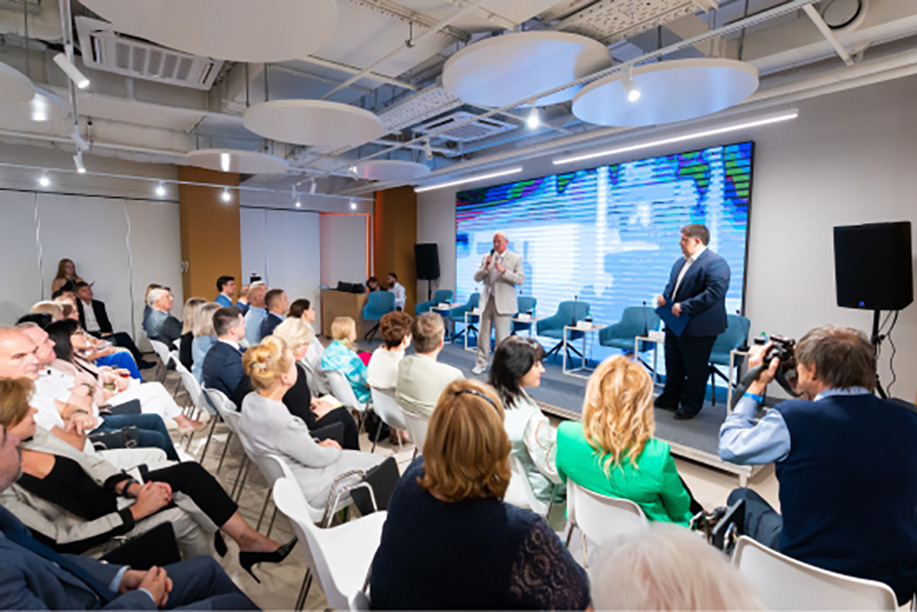 Банк «Центр-инвест» открыл галерею портретов знаменитых ростовчан ...