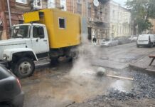 Коммунальщики приехали устранять фонтан кипятка на Суворова