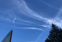 В Ростовской области дважды отработала система ПВО Инверсионные следы в небе после работы ПВО // фото: Тютина