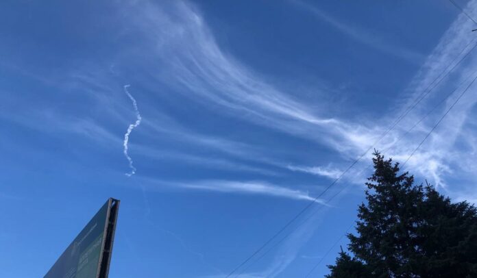 инверсионные следы Инверсионные следы в небе после работы ПВО // фото: Тютина