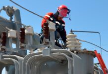 Жителям поселка Красный Крым в Ростовской области улучшили качество электроснабжения Энергетики работают на подстанции //Фото Россети юг