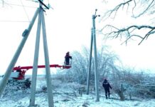 В Ростовской области 195 тысяч человек остаются без света из-за непогоды Энергетики «Ростовэнерго» устраняют вызванные непогодой локальные нарушения электроснабжения //Фото пресс-службы Россети-юг