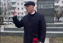 В Ростове коммунисты возложили цветы к памятнику Ленина вместо запрещенного митинга Евгений Бессонов прокомментировал запрет митинга в Ростове //Кадр из видео регионального отделения партии КПРФ