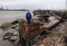 В Ростовской области хотят поднять 22 затонувших в Азовском море объекта Затонувший в таганрогском морском порту пароход «Чичерин» //Фото ЯндексКарты