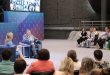 Первичные отделения «Единой России» предложили главе донского парламента Александру Ищенко новые меры поддержки семей Партийные «первички» получили гранты на социальные проекты, цель которых – поддержка семей, помощь участникам СВО, развитие культуры //Фото пресс-службы РРО "Единая Россия"