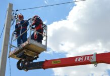 «Россети Юг» в 2024 году увеличили объем ремонта ЛЭП в Ростовской области на 35 % Работники Россети-юг //Фото пресс-службы Россети-юг