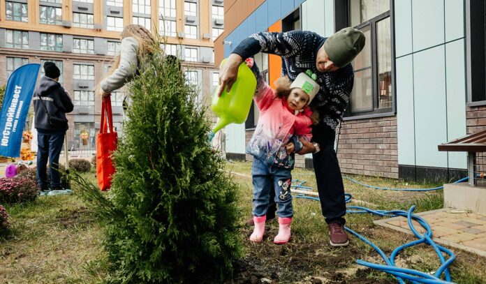 ГК «ЮгСтройИнвест» поучаствовала в высадке деревьев в Новом Ростове //Фото ГК "ЮгСтройИнвест"