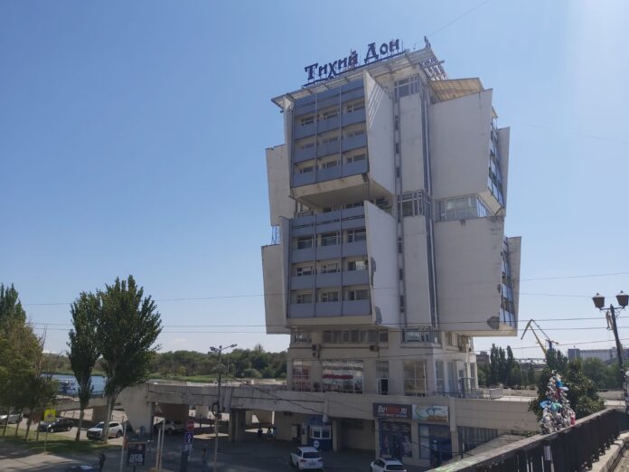 Здание ТЦ "Тихий Дон" на Береговой ( бывшая гостиница "Якорь") // фото: Ольга Медведева