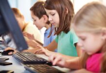 Российские школьники смогут повысить уровень киберграмотности с помощью онлайн-олимпиады дети активно пользуются интернетом // фото: culture.ru