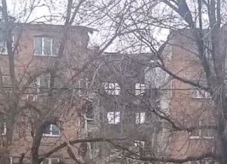 В Ростовской области утвердили список из 47 аварийных домов для расселения на 2026–2027 годы дом на Нариманова снова обрушается // фото: телеграм-канал "Тютина"