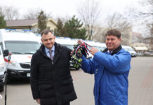 БСМП Ростова получила 46 новых машин скорой помощи Врио главы региона Юрий Слюсарь и главврач БСМП Ростова Александр Пономарев с ключами от новых "скорых" // фото: donland.ru