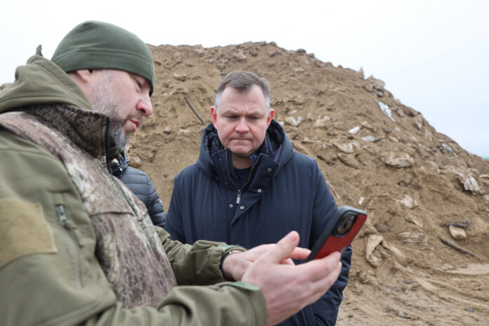 Юрий Слюсарь в Семикаракорске на фоне загрязненного песка из Анапы // фото: donland.ru