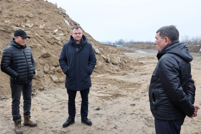 Семикаракорск Юрий Слюсарь на мусорном полигоне с загрязненным мазутом песком из Анапы // фото: donland.ru